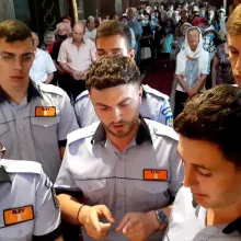 Ce legătură există între Biserică şi Poliţie? | Răspunde Francisco Iaru, tânărul care îmbracă atât rasa, cât şi uniforma