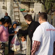 Treizeci de familii prahovene au primit hrană din partea voluntarilor Catedralei Naţionale