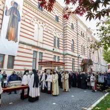 Moaştele Sf. Ier. Nectarie de la Eghina au fost aşezate pentru închinare de hramul Mănăstirii Radu Vodă