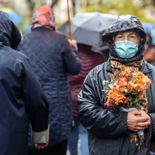 Bucureștenii au înfruntat ploaia și vântul de dragul Sf. Nectarie. „Asemenea unei furtuni a fost și viața lui”