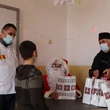 Voluntarii Catedralei Naţionale au mers cu daruri de Crăciun la sute de copii din Olt