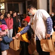 Voluntarii Catedralei Naţionale au oferit daruri la 170 de copii din Prahova