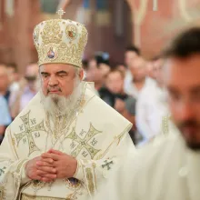 Patriarhul Daniel: Femeia gârbovă ne învață smerenia și statornicia în credință
