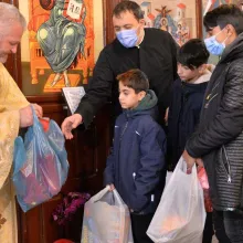Parohia „Iancu Vechi – Mătăsari” din Capitală a oferit daruri pentru 100 de copii și șase familii de refugiați