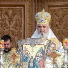 Botezul Domnului arată taina botezului creștin, Taina Sfintei Treimi, a iubirii care înfiază pe om: Patriarhul Daniel