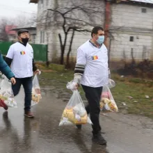 Voluntarii Catedralei Naționale au oferit alimente pentru 32 de familii numeroase din județul Prahova