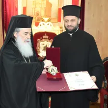 Patriarhul Ierusalimului a primit Ordinul Sf. Cuv. Ioan Iacob de la Neamț, Noul Hozevit, conferit de Patriarhul României