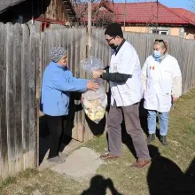 33 de familii din Prahova au primit alimente din partea Voluntarilor Catedralei Naționale