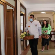 Voluntarii Paraclisului Catedralei Naționale au oferit flori de 8 Martie la Centrul de Îngrijiri Paliative Sf. Nectarie