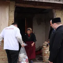 Voluntarii Catedralei Naționale au oferit ajutoare mai multor familii defavorizate din Prahova