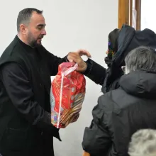 Peste 200 de persoane au primit daruri din partea Protopopiatului Sector 3 Capitală