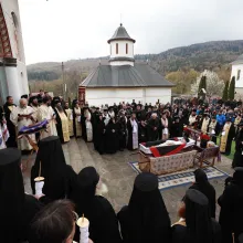 Mesajul Patriarhului Daniel la înmormântarea Arhim. Nicodim Dimulescu, proinstareț al Mănăstirii Crasna