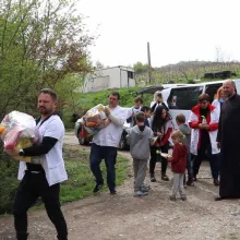 Voluntari de la Catedrala Națională și magistrați de la Tribunalul București au ajutat zeci de familii prahovene