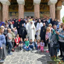 Patriarhul Daniel: Mironosițele reprezintă pe femeile care merg la icoana lui Hristos și Îi cer ajutor să prăvălească pietre grele
