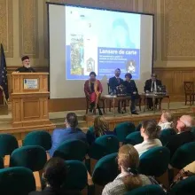 La Biblioteca Centrală Universitară a fost lansat un album de artă dedicat icoanelor pe sticlă