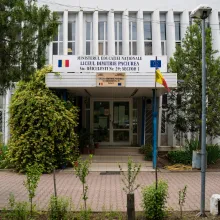 O sală de clasă pictată de elevii Liceului „Dimitrie Paciurea” din București va fi binecuvântată la încheierea lucrărilor