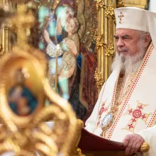 Patriarhul Daniel, de Înălțarea Domnului: Când îi cinstim pe eroii neamului, cinstim demnitatea poporului român jertfelnic şi luptător