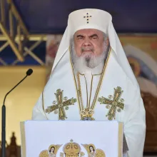 Sfințire de biserică: Patriarhul a explicat taina Sfintei Treimi, la a Cărei iubire veșnică suntem chemați prin botez