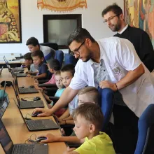 „Ajutor pentru elevi”: Voluntarii Catedralei Naţionale au oferit laptopuri pentru centrul social al unei parohii ilfovene