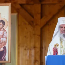 15 citate ale Patriarhului Daniel despre Maica Domnului: Ea înțelege și simte orice suferință și orice durere din familie