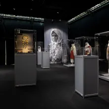 La BNR poate fi vizitată gratuit expoziția „Monedă și costum” realizată în parteneriat cu Muzeul Satului