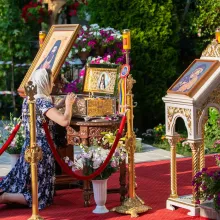 Veșminte și moaște ale Sf. Ioan Iacob, așezate spre cinstire la Catedrala Patriarhală și la Paraclisul Catedralei Naționale