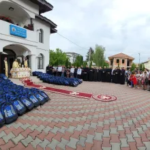 Protoieria Vălenii de Munte a oferit 750 de ghiozdane copiilor din familii cu posibilități materiale reduse