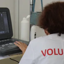 Voluntarii Catedralei Naţionale au oferit asistență medicală gratuită la zeci de persoane dintr-o localitate prahoveană