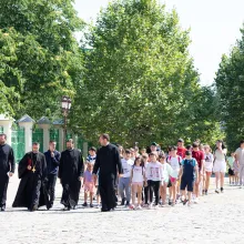 Peste 50 de copii dintr-o comună prahoveană, înscrişi în proiectul „Alege şcoala pentru viață!”, au vizitat Capitala