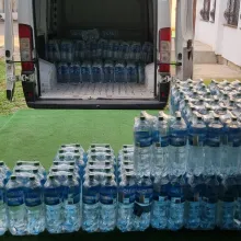Patriarhul Daniel a oferit trei tone de apă îmbuteliată pentru Masa Bucuriei din Onești