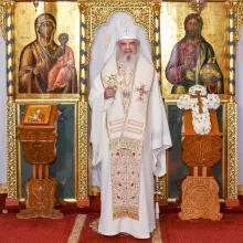 Patriarhul Daniel: Prin Cruce, Hristos a schimbat suferința în biruință / El ne dăruiește putere ca să ne purtăm crucea vieții