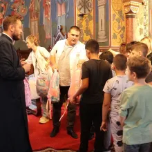 „Ajutor pentru elevi”: Voluntarii Catedralei Naţionale au oferit ghiozdane copiilor din Valea Călugărească