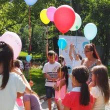 Copiii ajutați de Fundația Sf. Macrina să combată efectele bullyingului și-au expus lucrările într-un parc din Capitală