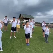 20 de tineri hipoacuzici din Arhiepiscopia Bucureștilor participă la o tabără în Munții Ciucaș