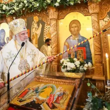 Patriarhul României a resfințit Biserica Parohiei Mierlari. Preotul paroh a primit Crucea Patriarhală
