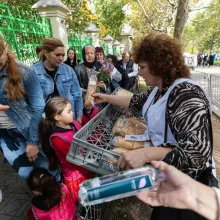 Protopopiatele Arhiepiscopiei Bucureştilor oferă hrană pelerinilor Sfântului Dimitrie