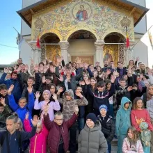 Copii români și ucraineni duși în tabără gratuită la Bran de World Vision și Protoieria Sector 6