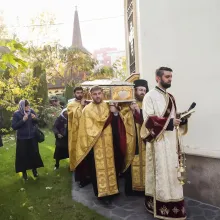 Paraclisul Catedralei Naţionale: Racla cu moaștele Sf. Ioan Gură de Aur a fost purtată în procesiune şi așezată spre închinare