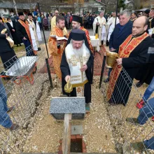 PS Varlaam Ploieşteanul a sfinţit piatra de temelie pentru noua biserică din Buşteni