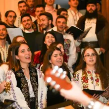Tinerii din ASCOR București au cântat colinde și au pomenit eroii revoluției la Crăciunul Studențesc