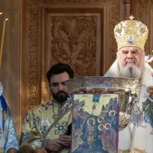 Patriarhul Daniel a oficiat Sfințirea mare a apei: Prin gustarea ei ne reînnoim botezul