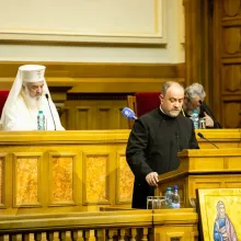 Adunarea Națională Bisericească (ANB) s-a întrunit miercuri sub președinția Patriarhului Daniel.  Lucrările au fost precedate de slujba de Te Deum oficiată de Preasfințitul Părinte Ilarion Făgărășanul, Episcop vicar al Arhiepiscopiei Sibiului.  Pe ordinea