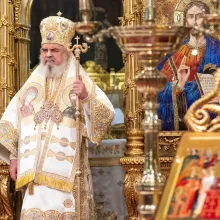 Icoana ortodoxă cheamă la rugăciune şi vieţuire sfântă, spune Patriarhul României în Duminica Ortodoxiei