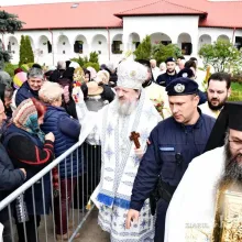 Mii de pelerini au adus cinstire Maicii Domnului la Mănăstirea Ghighiu: Rugăciunile ei sunt nerefuzate