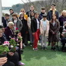 Copiii de la o parohie ilfoveană le-au vizitat cu daruri pe vârstnicele de la Căminul Mănăstirii Pasărea