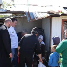Zeci de familii din Protopopiatul Urlați au primit sprijin material și financiar de la voluntarii Catedralei Naționale