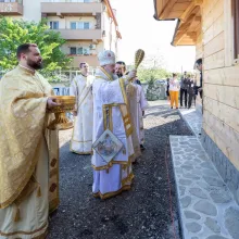 Episcopul vicar Timotei Prahoveanul a sfințit o biserică închinată Sfintei Cuvioase Parascheva