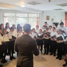 Corul Tronos Junior a cântat la Centrul de îngrijiri paliative „Sf. Nectarie” al Arhiepiscopiei Bucureștilor