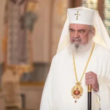 Credința celor milostivi ajută pe cel bolnav: Patriarhul spune pe cine reprezintă cei care au adus paraliticul la Iisus