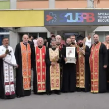 Hramul bisericii Mărcuța: Racla cu moaștele Sf. Pantelimon purtată în procesiune la spitalul ocrotit de sfânt
